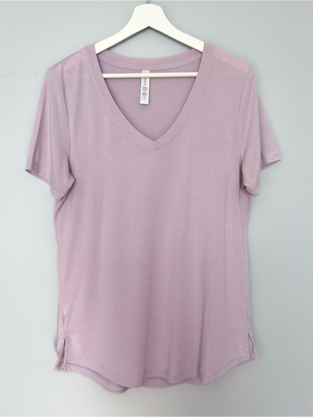 Athleta Essential Women’s Top Lilac V-neck Sz M